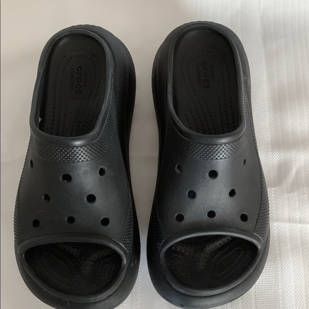 CROCS Black chunky Sandals with Ventilation and Comfort size 9